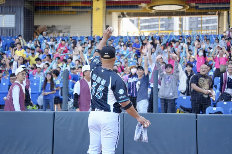陳冠任拋球給熱情球迷。沈明璁攝