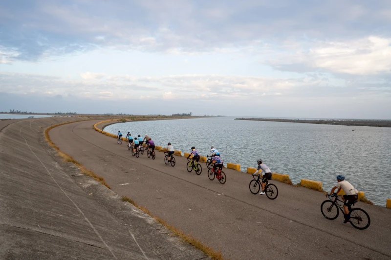 單車逍遙遊路線行經七股超美的曾文溪口月牙彎道。輪動台灣提供