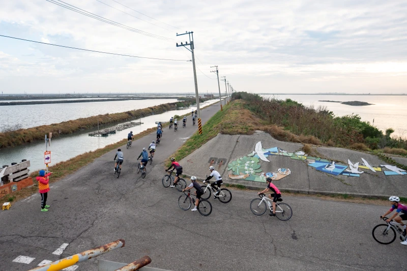百K新路段也行經黑面琵鷺保護區上千車友用單車感受台南美景。輪動台灣提供