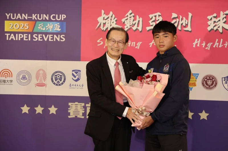 竹圍高中同學吳振寧(右)獻花給杜元坤院長(左)，感謝院長的治療他才能恢復健康重返賽場。元坤運動文創產業有限公司提供