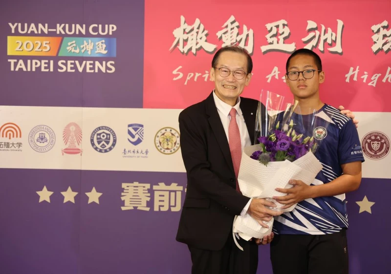 民德國中同學楊恩睿(右)獻花給杜元坤院長(左)，感謝院長的治療他才能恢復健康重返賽場。元坤運動文創產業有限公司提供