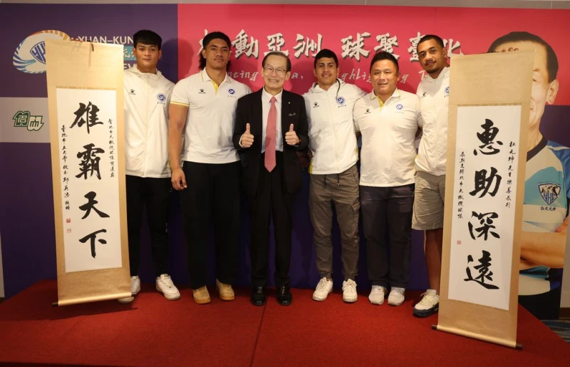 由杜元坤院長(中)贊助支持的台北市立大學，今天記者會上獻給院長一對對聯，感謝杜院長這些年來的贊助，學生們才能無後顧之憂地奔馳於球場上。元坤運動文創產業有限公司提供