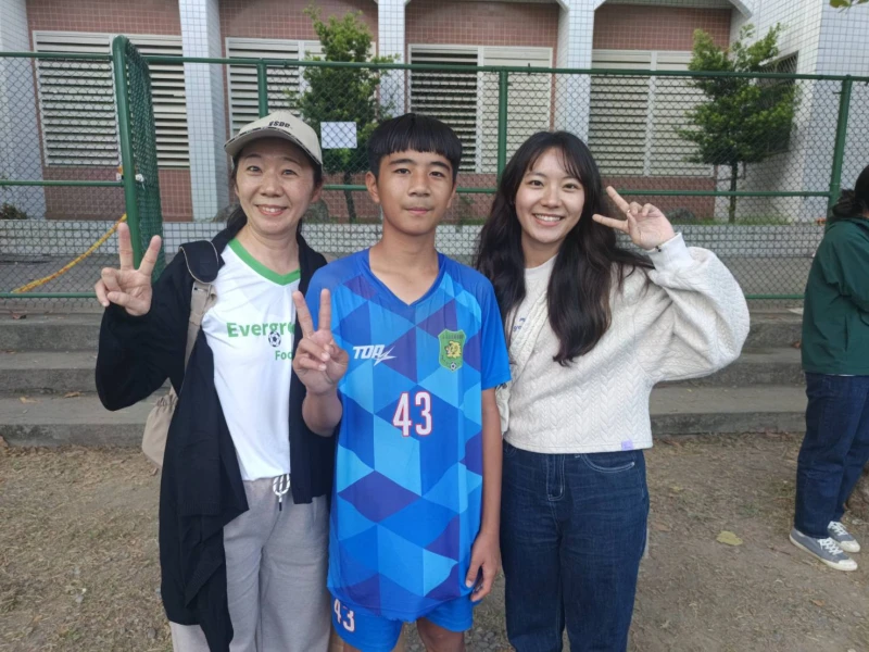 媽媽和姐姐都來幫楊喬杉(中)加油。詹健全攝