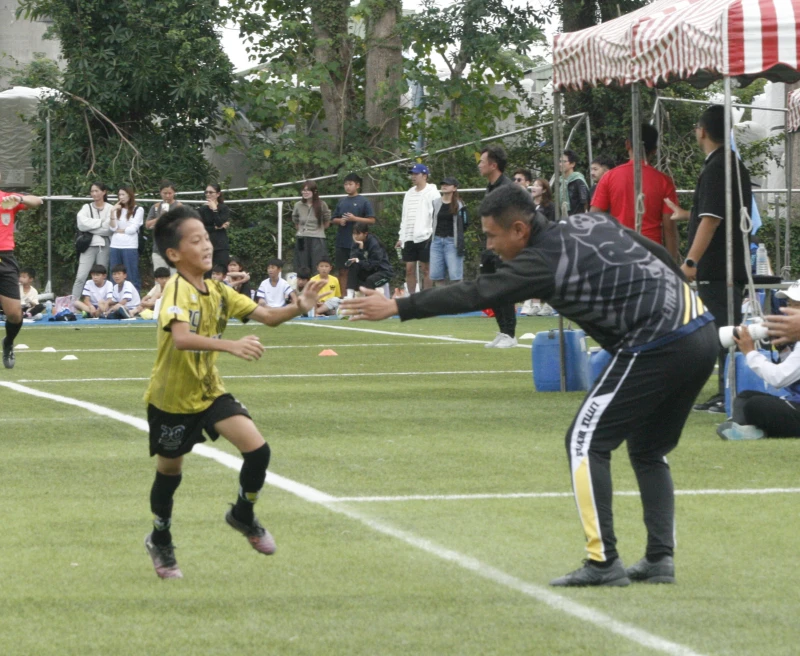 左全希(左)進球後開心與教練殷紹鈞擊掌。詹健全攝