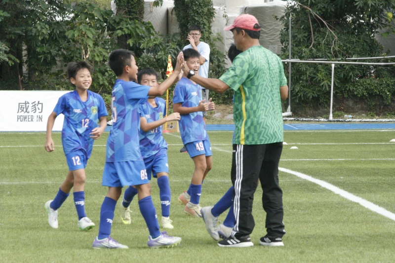 小不老來自台電退役國腳張建成(右)。詹健全攝
