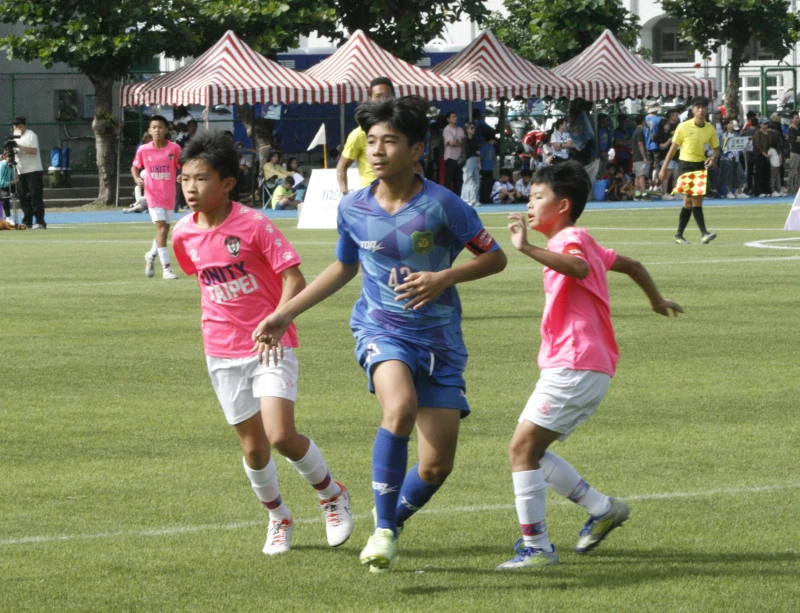 小不老公開六年級組上演帽子戲法的隊長楊喬杉（中）。詹健全攝