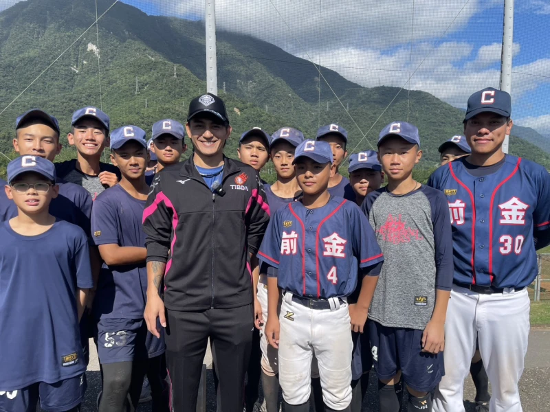 林子偉與外甥鄧佑安及前金國中全隊合照。記者劉峻誠攝