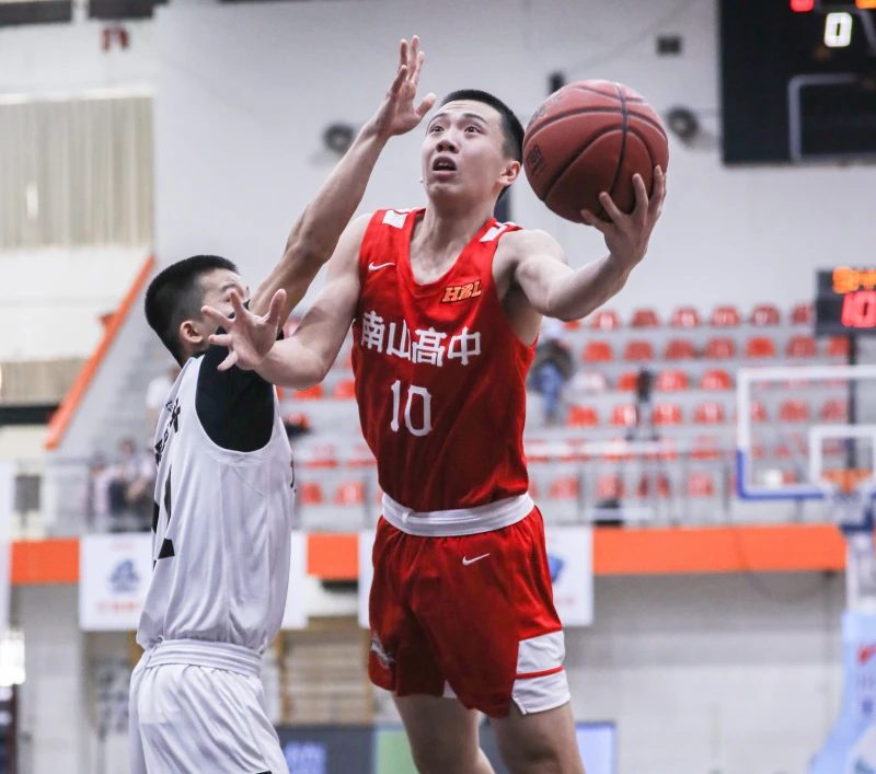 南山謝旻耕挑籃。高中體總提供