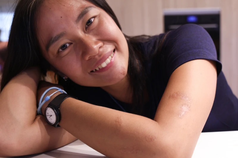 手臂上有清楚的鯊魚咬痕，是他獨特的紋身。特約記者 郭運復攝