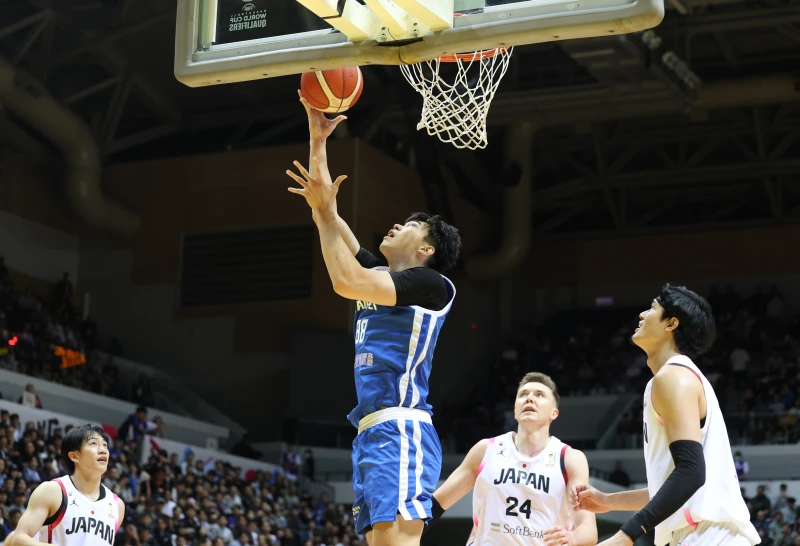 曾祥鈞補上四號位，籃板防守盡心盡力，惜未能節制犯規。李天助攝