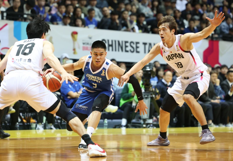 陳盈駿受犯規困擾上場不到30分鐘就五犯畢業。李天助攝