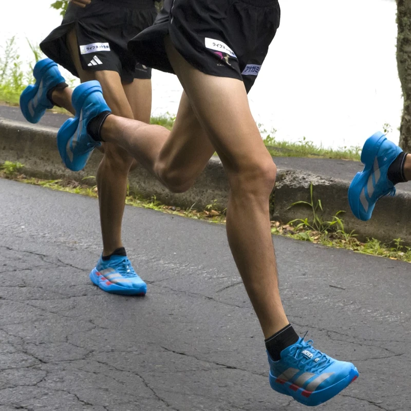 adidas箱根驛傳限定配色飛躍湖影全新亮相， Adizero冠軍跑鞋家族 六大鞋款齊換新色。官方提供