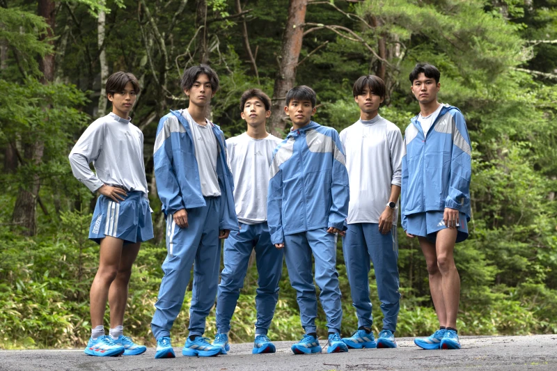 adidas Adizero Ekiden箱根驛傳全系列服飾的Logo與經典三條線皆採用反光材質呈現。官方提供