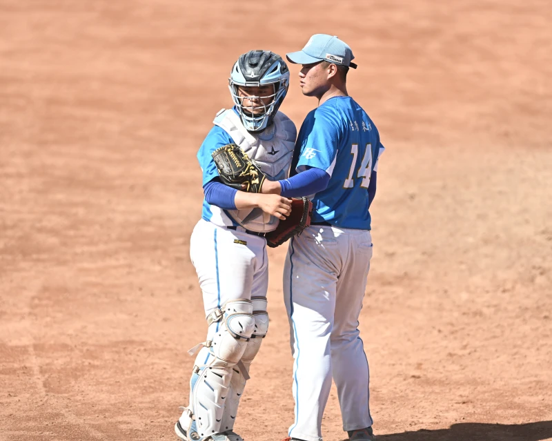 林誠恩（右）和捕手林承恩合作關門。大專體總提供