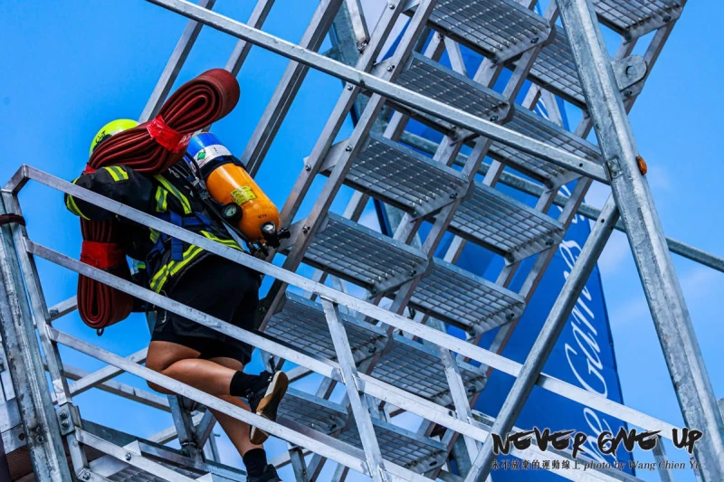 平日嚴謹訓練能提升全面性的體能素質，有助於消防員從容面對各項任務。王茜瑜攝