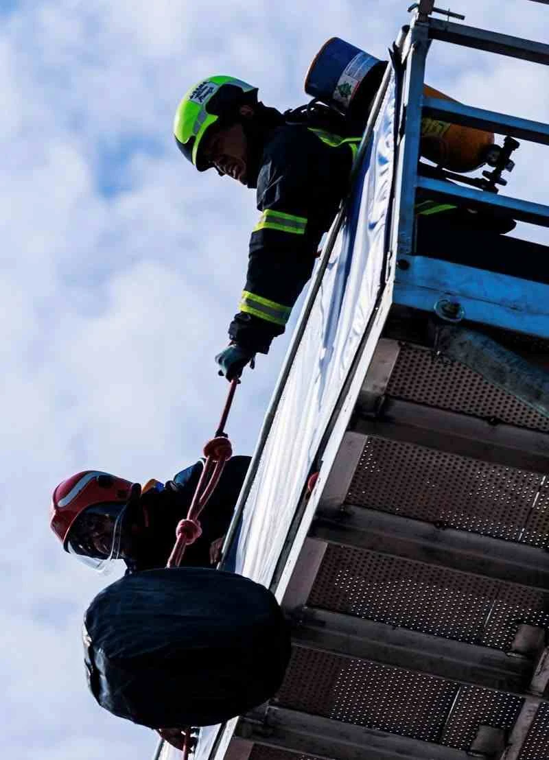 高空繩索救援任務需要強大的核心與上肢力量，消防員需付出額外的訓練去完成每一次。台中市運動局提供