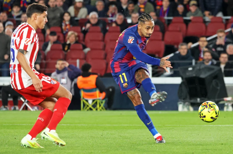 巴塞隆納憑藉拉菲尼亞（Raphinha，右）扳平比分。法新社