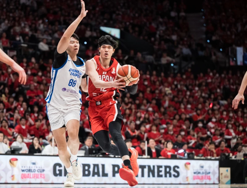 205公分的渡邊雄太（右）首次以日本隊一軍身分出戰中華隊。摘自國際籃總官網