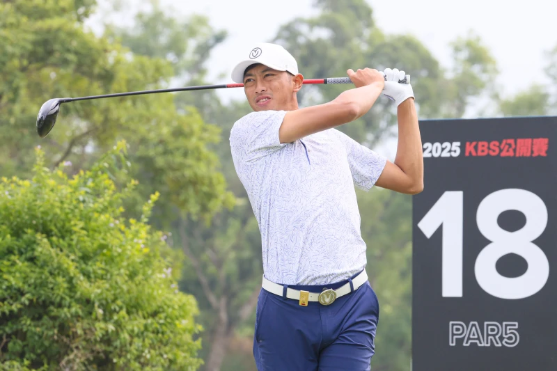 目前台巡獎金排名第一的王偉軒抓下8鳥無柏忌以64桿-8領先2桿，明天將全力爭奪個人冠軍獎金150萬元。KＢＳ公開賽提供 