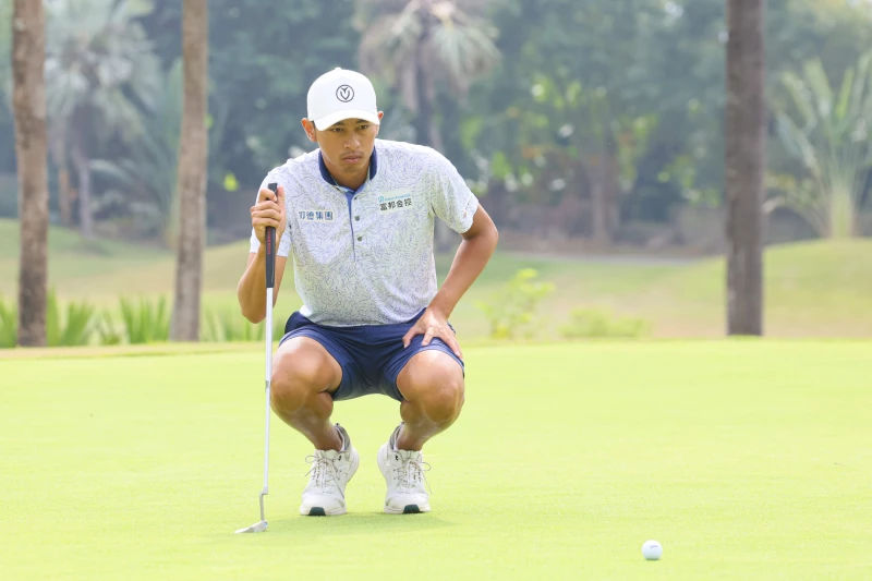 目前台巡獎金排名第一的王偉軒，抓下8鳥無柏忌以64桿-8領先2桿，明天將全力爭奪個人冠軍獎金150萬元。KBS公開賽提供