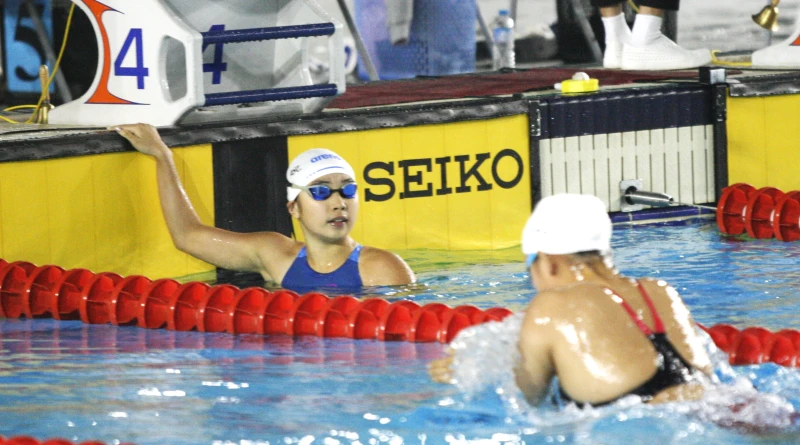  國一神童何康婗(左)今再度挑戰200蛙雖破大會，但還是未能達亞運標。詹健全攝