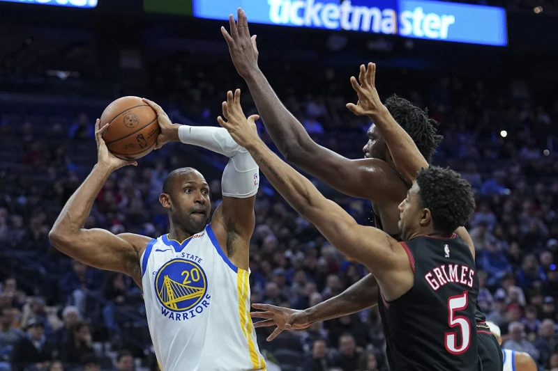 勇士今夏補強重點之一的39歲老將霍福德(Al Horford,左),卻在開季後表現退化。法新社