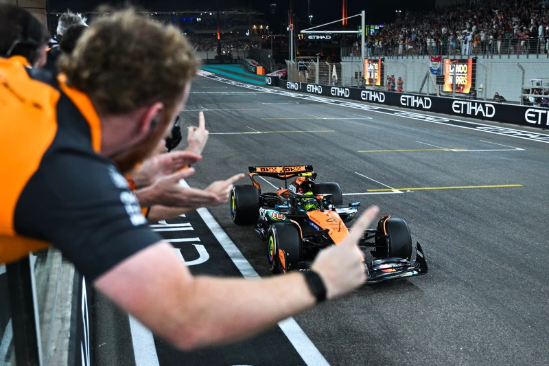 麥拉倫車隊的英國車手諾里斯 (Lando Norris) 憑藉單站第三名的成績，成功加冕年度車手世界冠軍。法新社