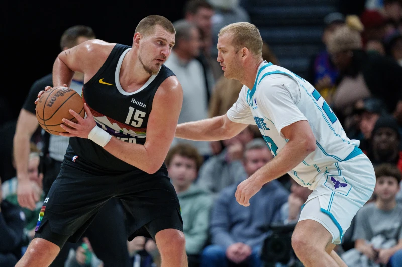 約基奇(左)生涯總助攻數上也超越喬丹（Michael Jordan）。法新社