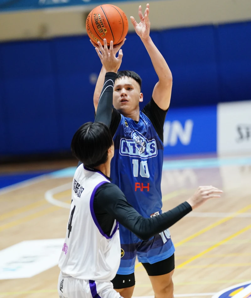 臺灣體大丘哲源單場6記外線攻下18分。大專體總提供