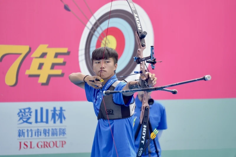 詹豪杰扳倒奧運國手拿下年度大獎。射箭協會提供