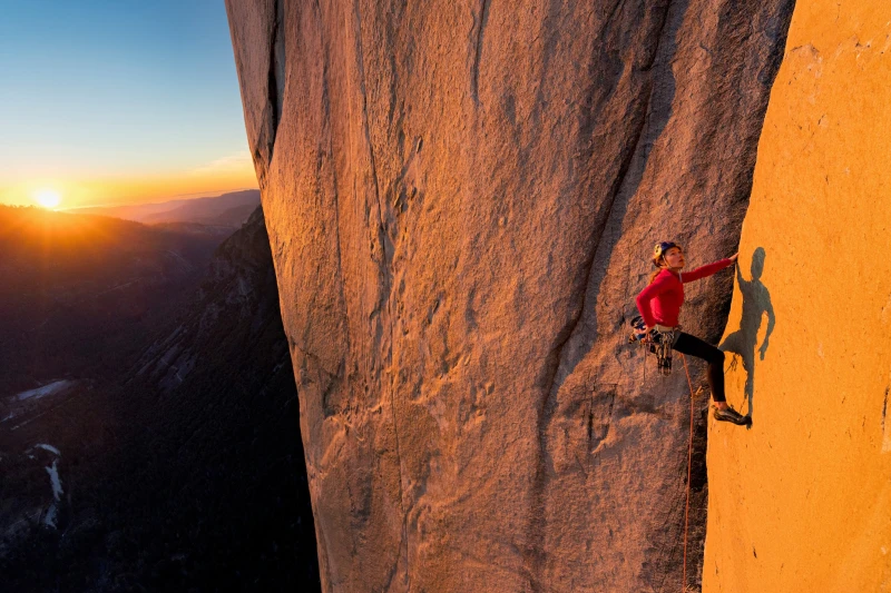 Red Bull運動員Sasha Digiulian成為首位自由攀登優勝美地El Capitan最長路線的女性。Red Bull提供