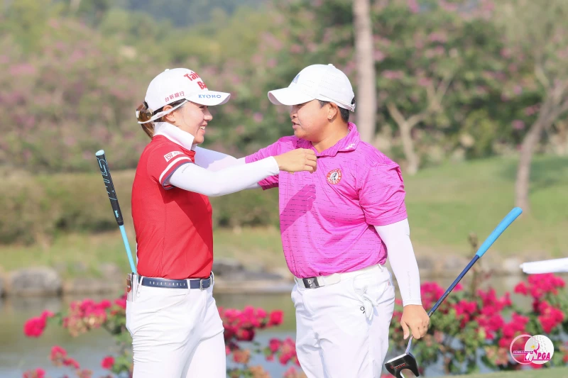 泰國選手帕查拉朱達P.K. Kongkraphan(右)經四次延長加賽擊退對手蔡佩穎獲得冠軍。Tlpga／葉勇宏攝