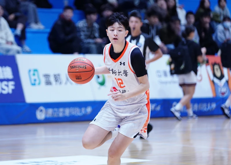 世新大學游沁樺13分16籃板。大專體總提供