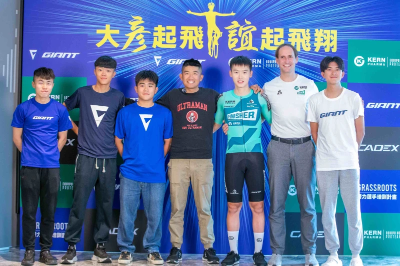 捷安特潛力選手培訓計畫獲得台灣資格的前後任選手大合照。捷安特提供