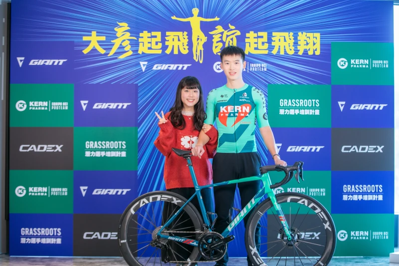 何彥誼(右)與女友林妤襄也因捷安特潛力選手培訓計畫而成為戀人。捷安特提供