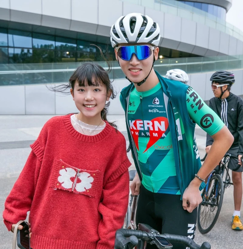 何彥誼(右)也是網紅林妤襄IG上的另一個主角。摘自林妤襄IG