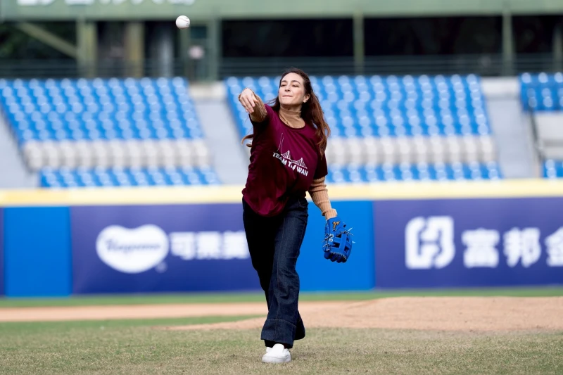 費裘娜開球。大會提供