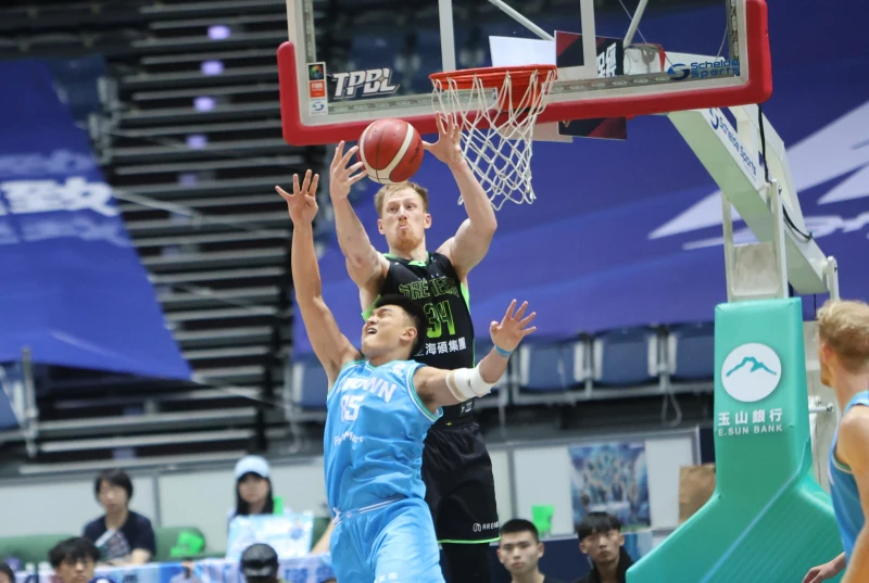 高柏鎧對海神半場16分鐘就拿下16分8籃板4阻攻。陳楷攝