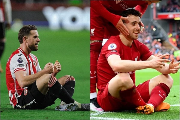 ,韓德森(Jordan Henderson,左)做同樣進球慶祝動乍向已故利物浦隊友若塔(Diogo Jota)致敬。法新社