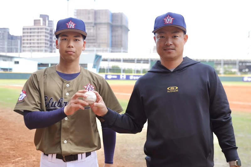 壇原涼佑與生涯首轟球合照。大會提供