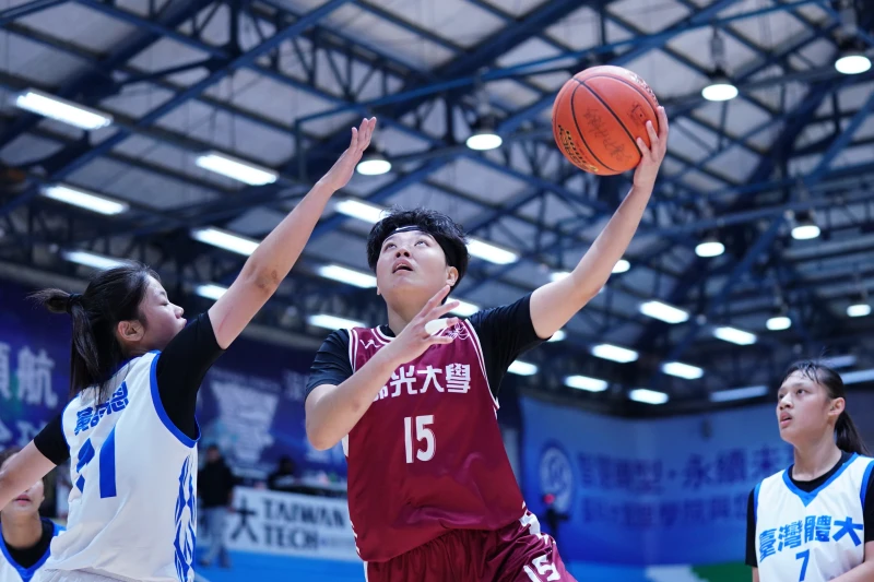 佛光大學陳丁綺13分10籃板。大專體總提供