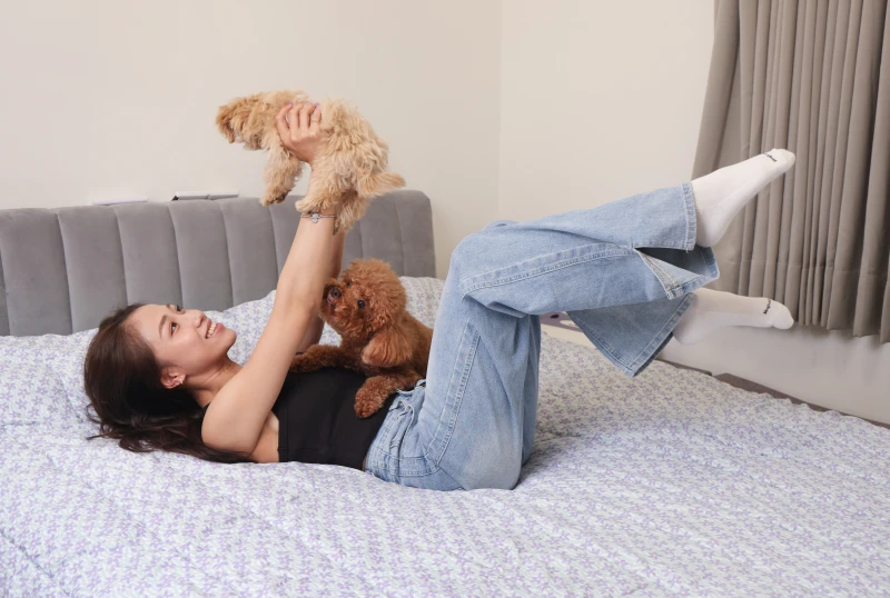 回家後一定要跟狗狗親親抱抱。特約記者 郭運復攝影