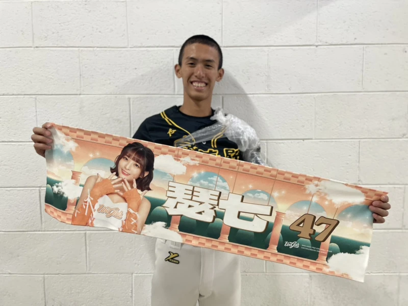 賴冠瑋拿起瑟七毛巾。記者劉峻誠攝