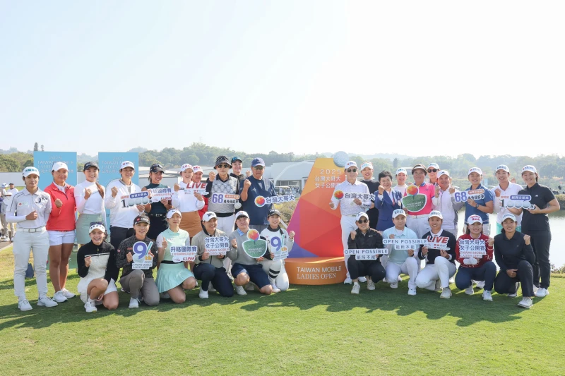 台灣大哥大董事長蔡明忠(後排中)，開球儀式結束後與大會貴賓及選手合影。大會提供