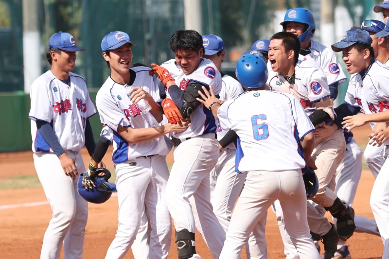  黃瑞祥（中）敲出再見安打助中華科大保級。大專體總提供