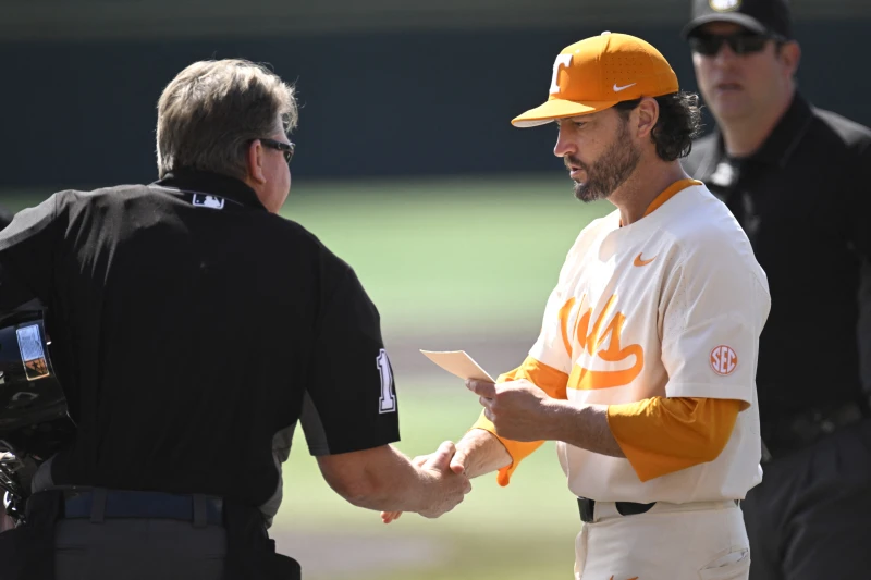 舊金山巨人休賽季決定換帥，由沒有大聯盟執教經歷的維特洛（Tony Vitello，右）掌兵符。法新社