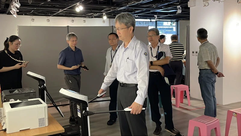 臺灣電力公司總經理王耀庭進行科技體適能檢測。前衛提供