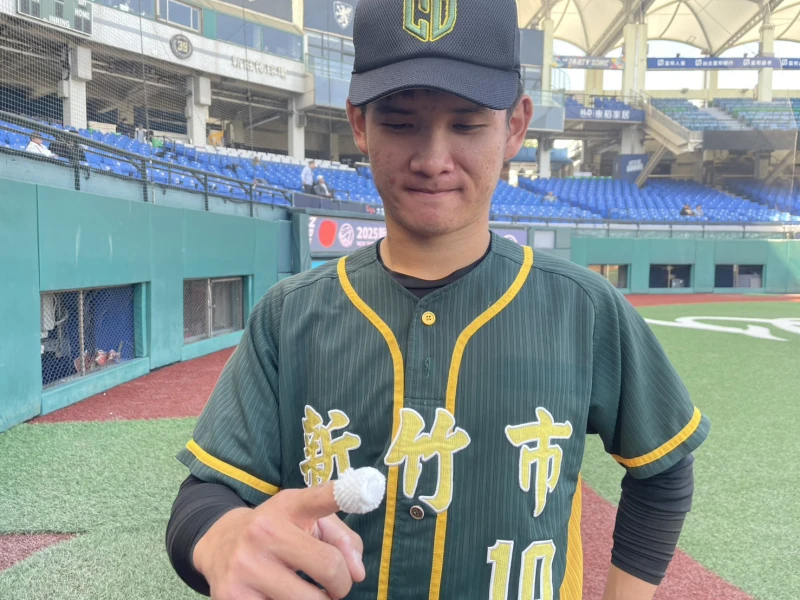 洪偉哲右手食指流血。記者劉峻誠攝