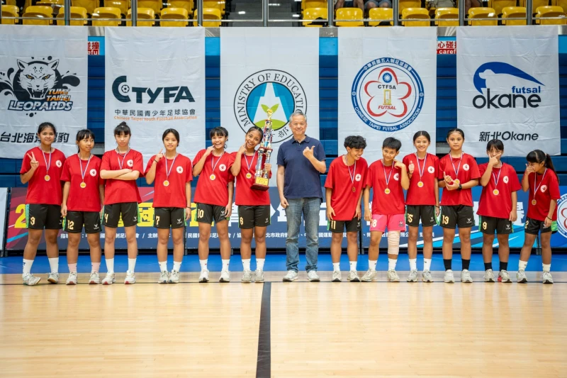 張璨(中)關切明年三月即將來到的亞洲盃女足賽。張璨提供