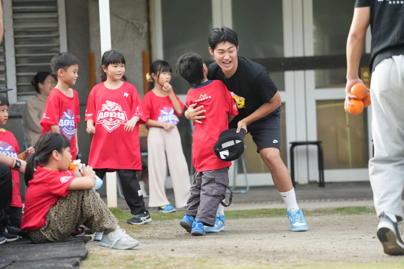 陳世展和小球員互動。喬吉運動娛樂提供